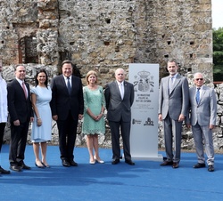 Su Majestad el Rey tras descubrir la placa del V Centenario de la fundación de la Ciudad de Panamá conmemorativa de su visita
